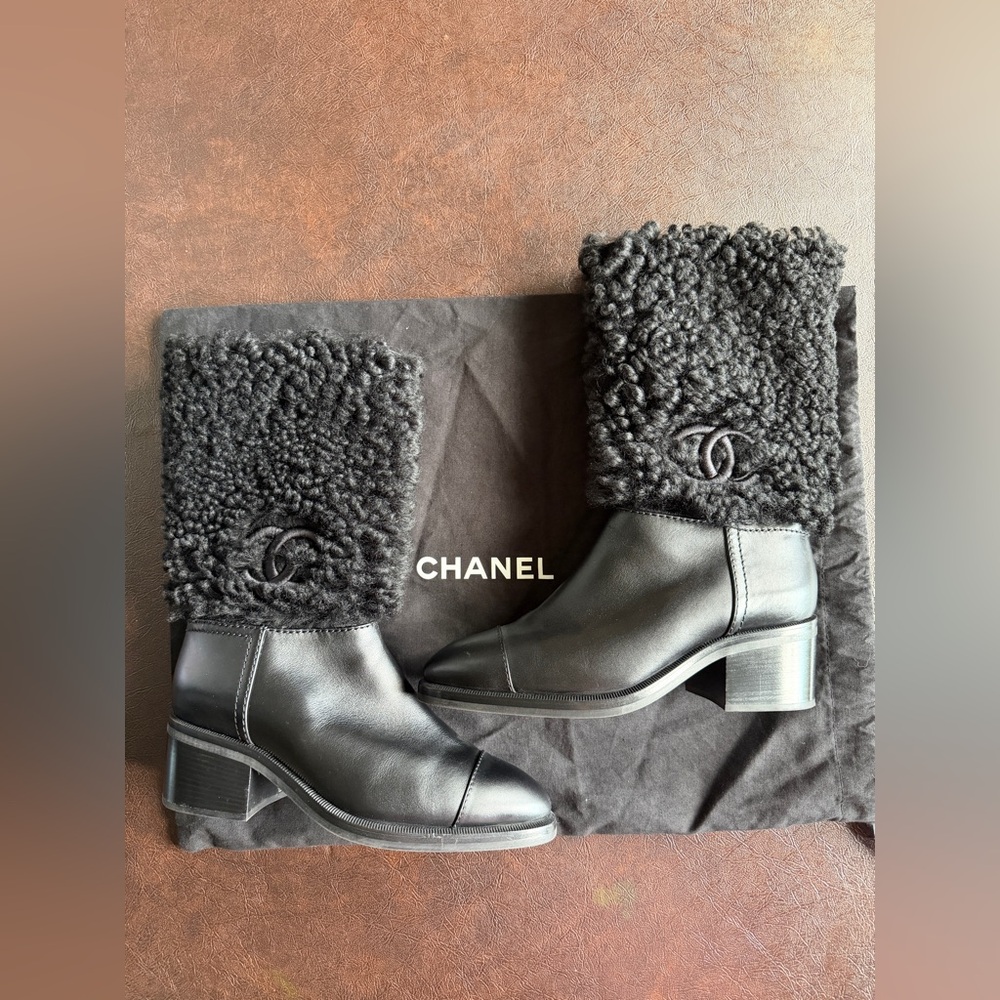 🖤CHANEL🖤Shearling Fur 'CC' Leather Logo Biker Boots